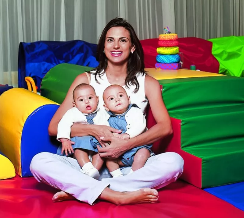 El ex gobernador del Estado de México denunció a Maude Versini por maltrato físico y psicológico contra los tres hijos que tuvo con ella.