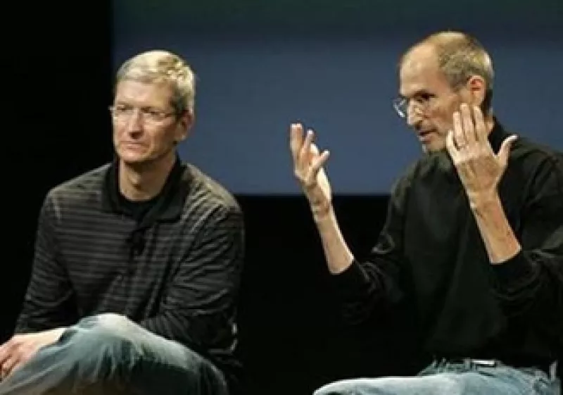 Tim Cook (izq.) sustituye a Steve Jobs durante su licencia médica. (Foto: Reuters)
