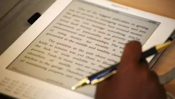 Kindle puede contener unos 200 libros descargados de Amazon.com. (Foto: AP)