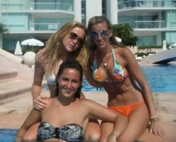 Karla con sus amigas en Acapulco.