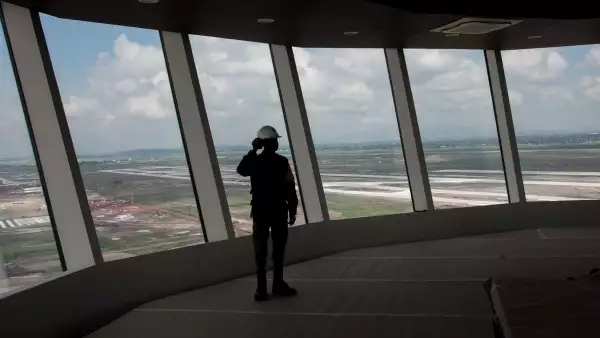 Qué aerolíneas operarán en el aeropuerto de Santa Lucía (Un trabajador supervisa la construcción de la torre de control del Aeropuerto Internacional Felipe Ángeles)