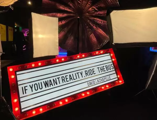 Letrero de luz neón con una frase de David LaChapelle que dice: if you want reality, ride the bus (si quieres realidad, usa el autobús).