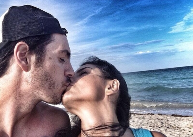 Recientemente el actor compartió esta tierna y romántica foto a la orilla del mar con Aislinn.