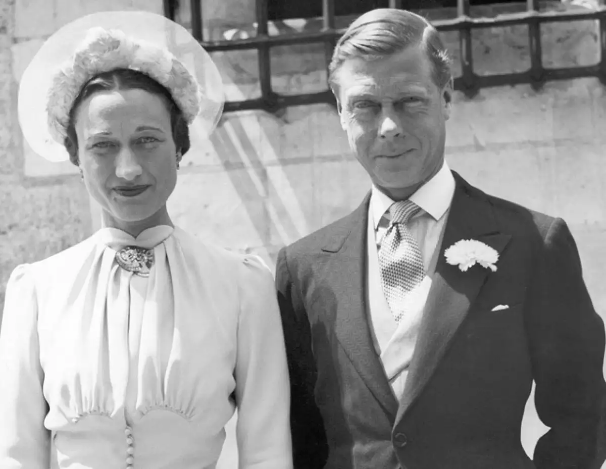 En 1931, la dos veces divorciada Wallis Simpson (situación inaceptable para un Reina inglesa), conoció al bailarín y feliz príncipe Eduardo.