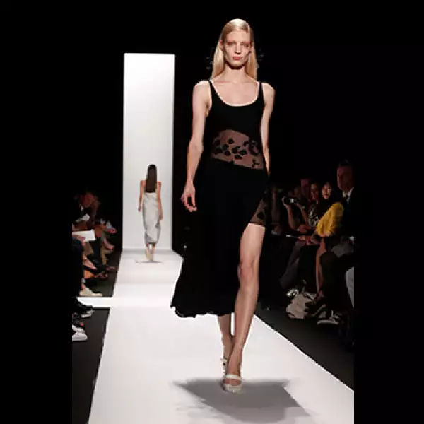 Rodríguez se ha caracterizado por su estilo arquitectónico, que siguió presente en esta línea, pero con la suavidad que en general ha dominado esta Semana de la Moda.