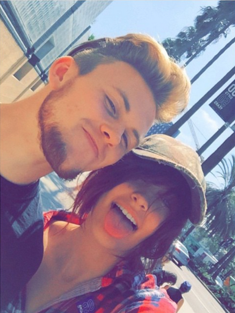 Su novio es de familia adinerada y eso tranquiliza a los Jackson pues saben que no busca interés sobre Paris.