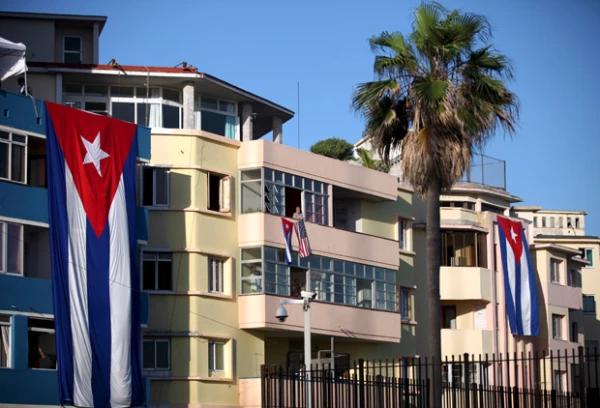 En los hogares cubanos se pueden ver banderas estadounidenses desplegadas para el evento.