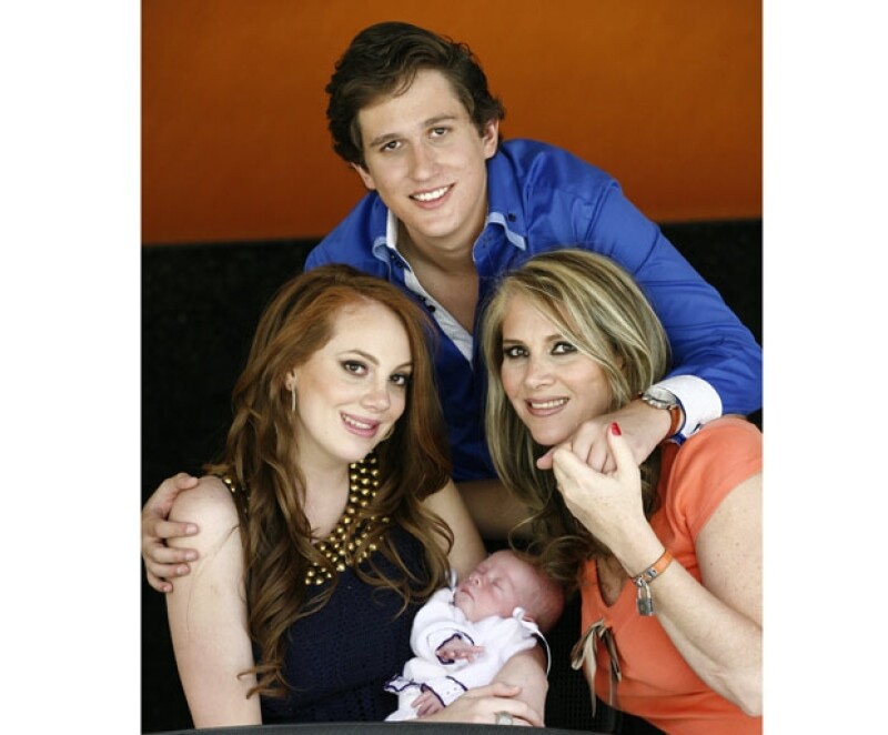 Abril del Moral tiene un grato recuerdo de su ex suegro. En la foto, al lado de sus hijos Valentina y Mario, y de su nieta Julia Natalia.