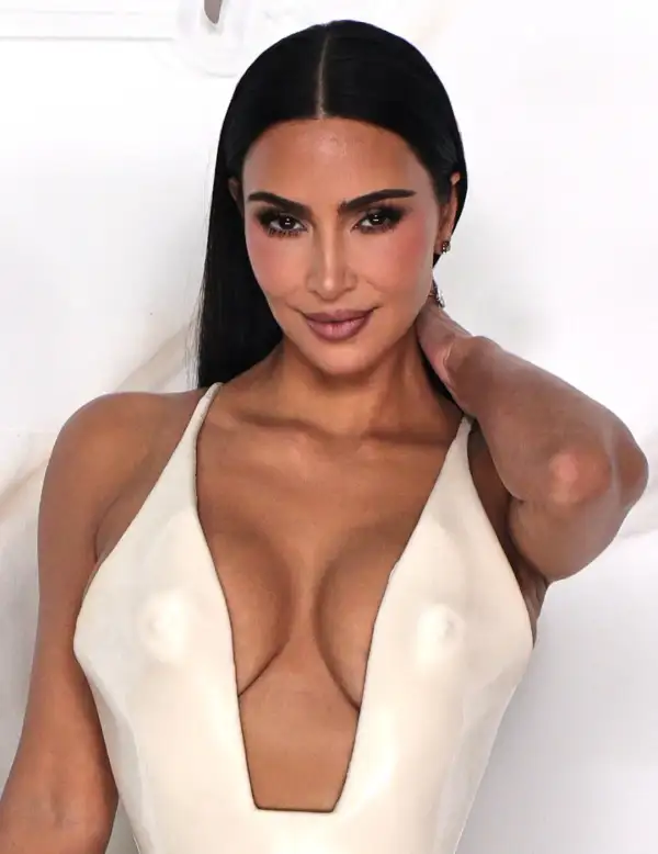 Kim Kardashian usó un diseño de Schiaparelli en el evento de promoción de 'Todo Vale' en la Ciudad de México