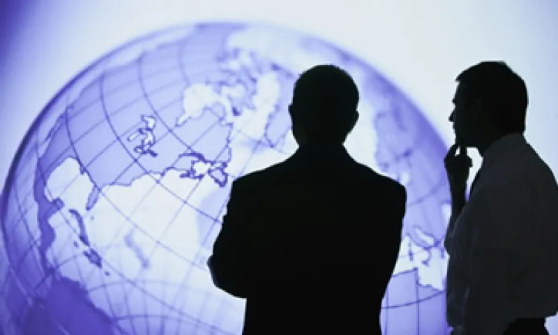Los gobiernos, bancos y consumidores están tratando de reducir sus deudas al mismo tiempo, lo cual magnifica sus problemas individuales. (Foto: Thinkstock)
