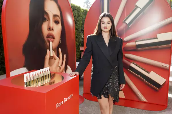 Selena Gomez en el lanzamiento de Rare Beauty