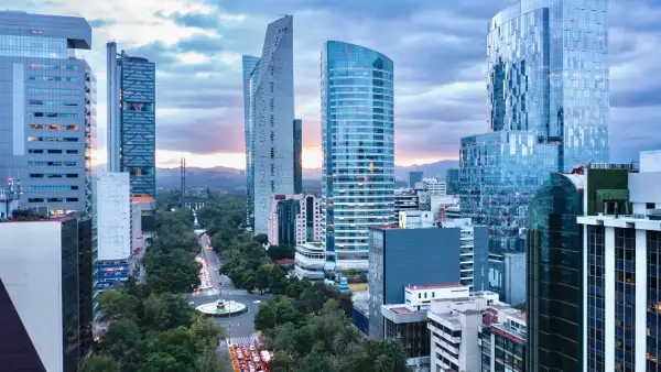 Edificios de oficinas ubicados en la avenida Reforma de la Ciudad de México. 