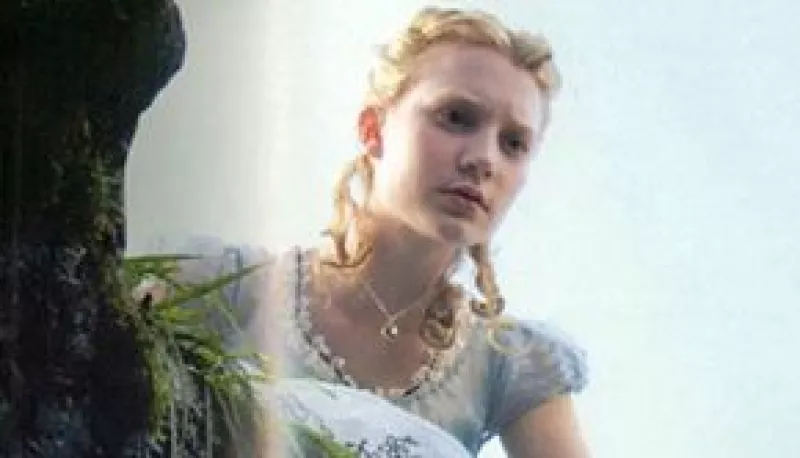 La actriz australiana Mia Wasikowska será el personaje central de la historia, acompañada de Johnny Depp, Anne Hathaway y Helena Bonham Carter.