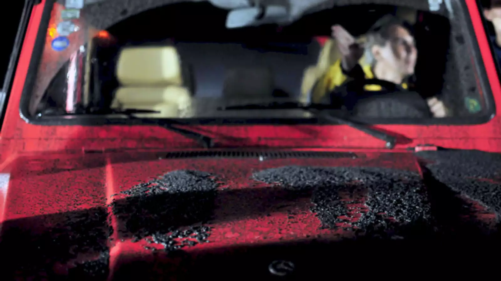 Auto lleno de cenizas