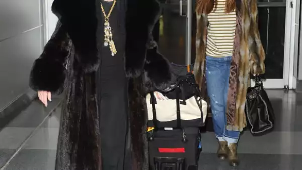 Joan Rivers y Melissa Rivers a su llegada a Nueva York luego de los Golden Globes. Ellas se distinguieron por sus abrigos de piel.