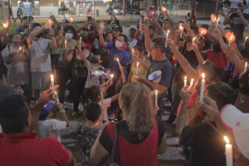 Migrantes rezan durante una vigilia en Tapachula, Chiapas