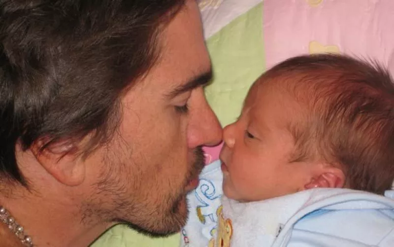 A través de Twitter, el cantante colombiano mostró una fotografía de él con su hijo, quien nació el pasado 12 de septiembre y el cual es el tercer miembro de su familia.