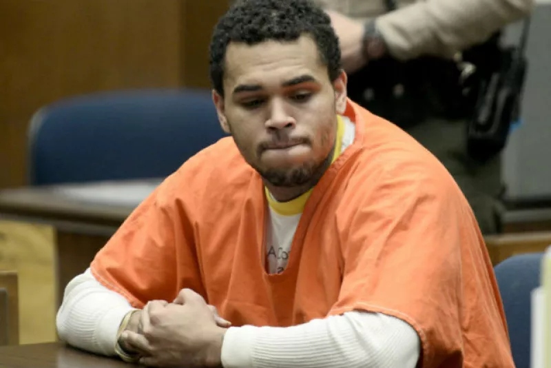 Seguramente Chris Brown no querrá volver a pisar la cárcel o la corte en toda su vida.