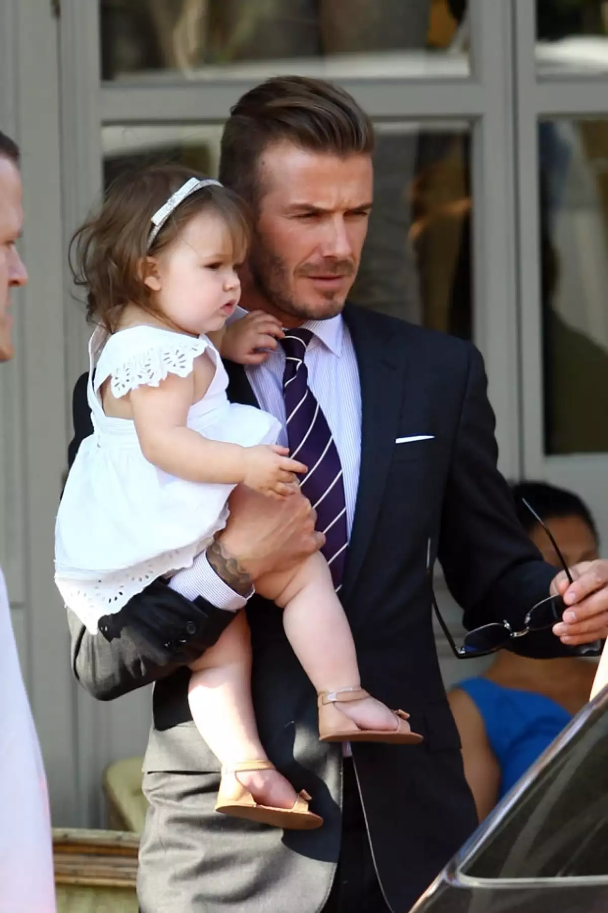 David Beckham cargó amorosamente a la pequeña Harper, quien acaba de cumplir un año.