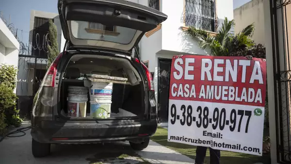 Los despidos provocan que los hogares se queden vacíos, pues gran parte del personal en actividades petroleras provienen de otros estados de la República, o incluso de otros países como Venezuela.