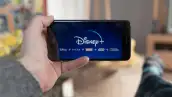 Teléfono muestra la pantalla de inicio de la plataforma de streaming Disney+.