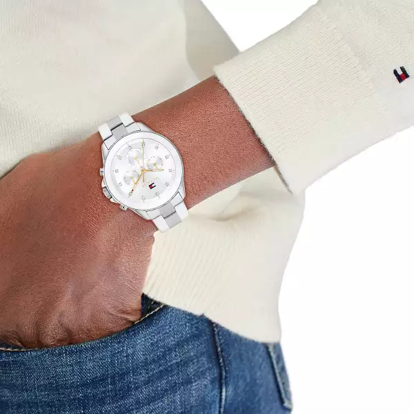 imagen de un modelo portando un reloj Tommy.