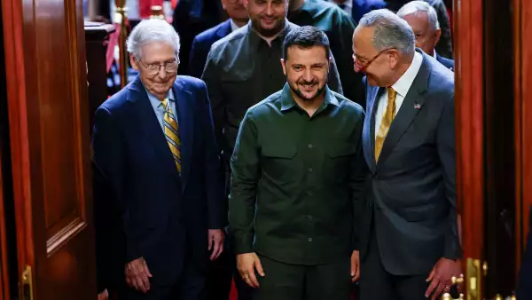 El presidente ucraniano Volodymyr Zelenskiy es escoltado por el líder de la minoría del Senado de los EE. UU. Mitch McConnell (R-KY) y el líder de la mayoría del Senado Chuck Schumer (D-NY) mientras se va después de una reunión con todos los miembros del Senado en una visita al Capitolio de los EE. UU. en Washington, el 21 de septiembre de 2023.