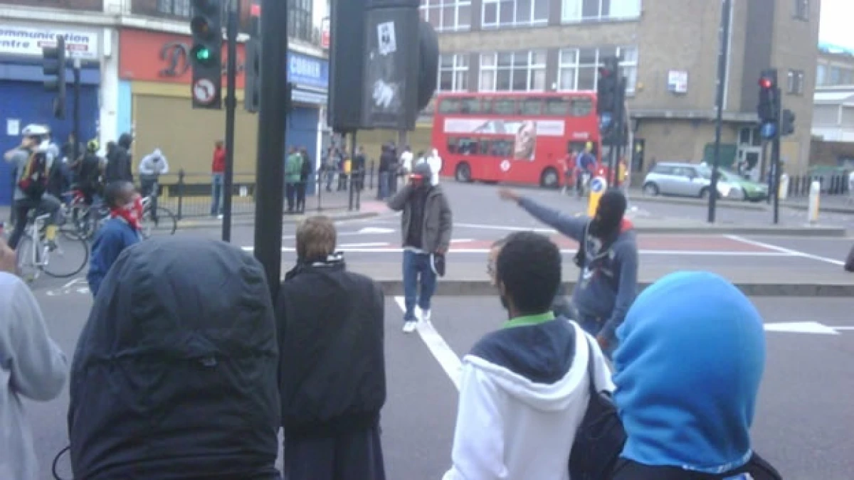 Jóvenes encapuchados cometen disturbios en Londres