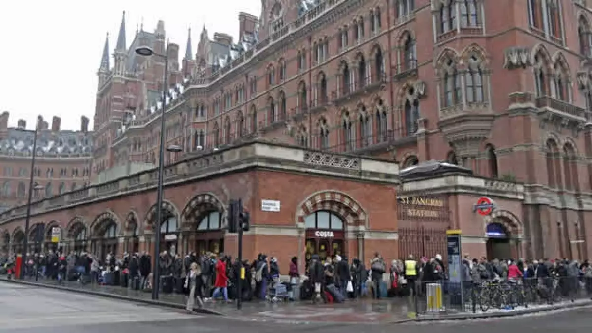 Filas afuera de la terminal Pancras de Eurostar