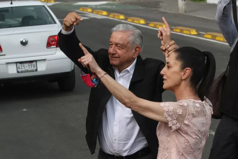 AMLO levanta la mano a Claudia Sheinbaum