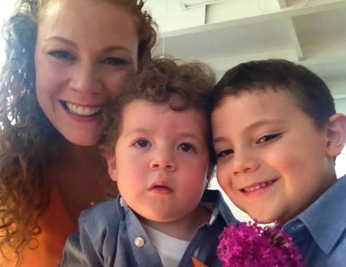 Daniela se dedica a sus hijos por completo, no quiere perderse ningún momento de su infancia porque sabe que los hijos son prestados y cuando crezcan volarán de su lado.