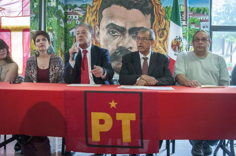 MÉXICO, D.F., 18JUNIO2015.- Pedro Vázquez González, representante del Partido del Trabajo (PT) ante el Instituto Nacional Electoral (INE), y Alberto Anaya Gutiérrez, presidente nacional del PT, encabezaron una conferencia de prensa en la sede del partido para hablar sobre las acciones que realizaran ante la posible pérdida de registro como partido político ante el INE, luego de no alcanzar el 3% de los votos a nivel nacional durante las elecciones del pasado 7 de junio.
FOTO: DIEGO SIMÓN SÁNCHEZ /CUARTOSCURO.COM