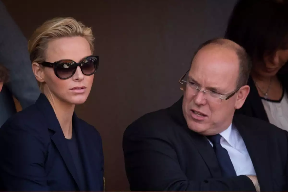 Charlene con un gesto no tan alegre en un evento junto a su esposo Alberto II de Mónaco