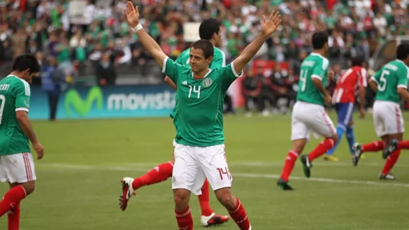 Javier Hernández celebra gol contra Paraguay
