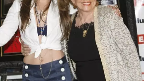 La famosa cantante y sus tres hermanas compartieron su sentir ante el sensible fallecimiento de su mamá, la empresaria Yolanda Miranda Mange.