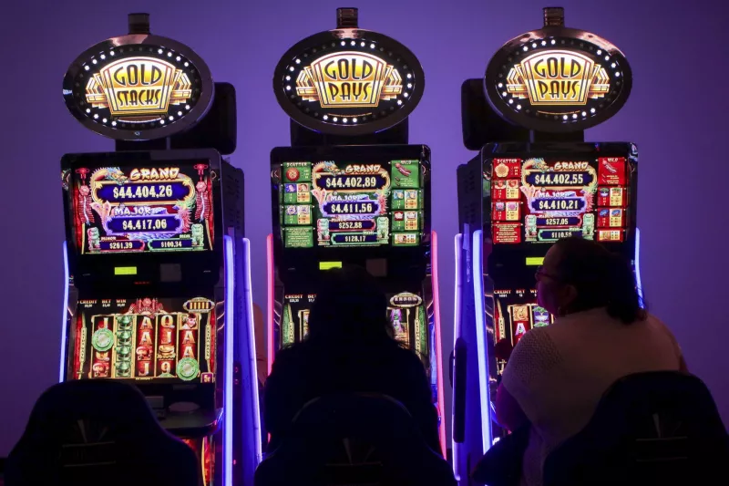 CIUDAD DE MÉXICO, 11JULIO2017.- Personas, de clase media y alta, se dan cita en el Gran Casino del Frontón México, para jugar en las máquinas traga monedas, blak jack, poker, apuestas y mesas de juego, en los que se pueden apostar desde cantidades pequeñas hasta cantidades altas.
FOTO: JUAN PABLO ZAMORA /CUARTOSCURO.COM