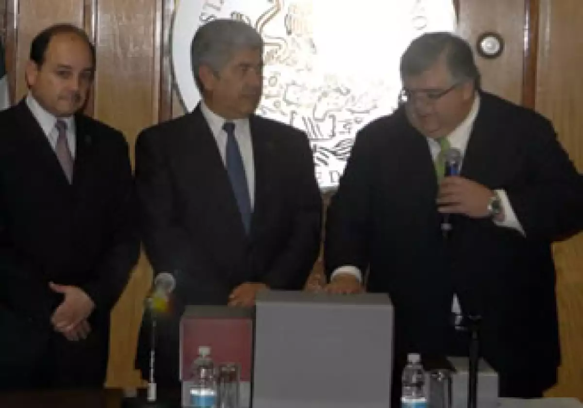 Carstenes (der) entregó el paquete económico a la Cámara de Diputados. (Foto: Notimex)