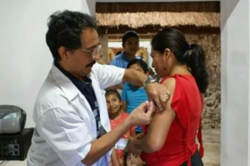 Gracias a su labor altruista de Paula Cusi, la antigua hacienda de Kopomá recibió de manera gratuita la vacuna contra la influenza humana A H1N1.