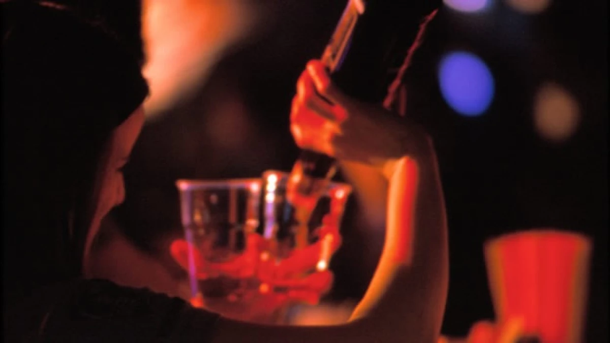 Alcohol alcoholismo bebidas drinks tragos doble aa mujer botella vino ateo fe rehabilitación