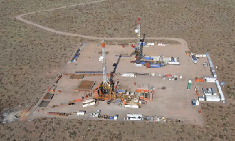 YPF firmó un acuerdo con Chevron para sumarla como socio en el primer proyecto de desarrollo masivo. (Foto: Reuters)