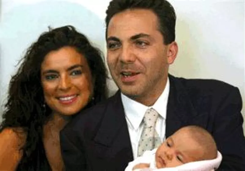 El cantante mexicano debe 107 mil dólares a los abogados que lo representaron en la primera parte de su proceso de divorcio de la argentina Valeria Liberman.