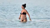 La actriz de 38 años confirmó su embarazo el mes pasado del también actor Javier Bardem. Ahora, ella y su familia fueron captados de vacaciones en Barbados.