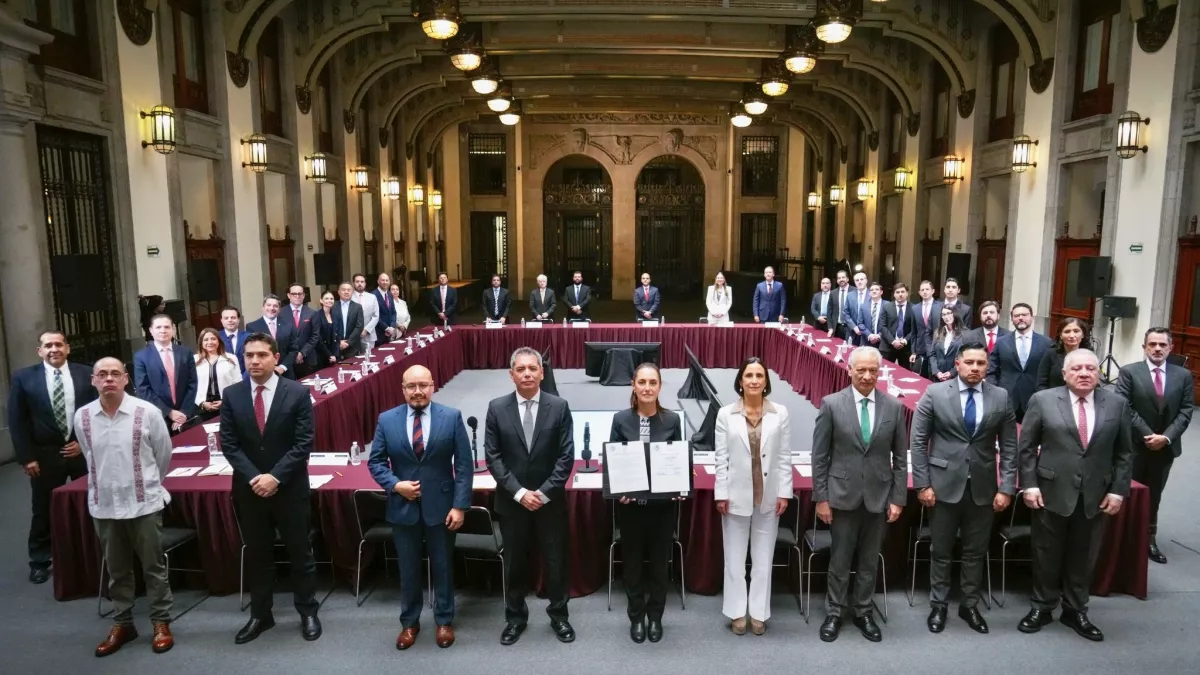 Sheinbaum logra acuerdo: gasolina no superará los 24 pesos pese al alza global del petróleo