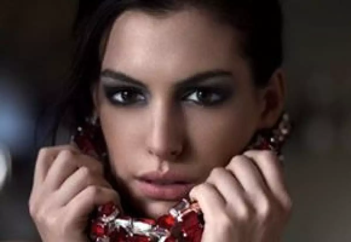 Fue elegida para ser la cara de la fragancia "Magnifique" por su elegancia y feminidad.