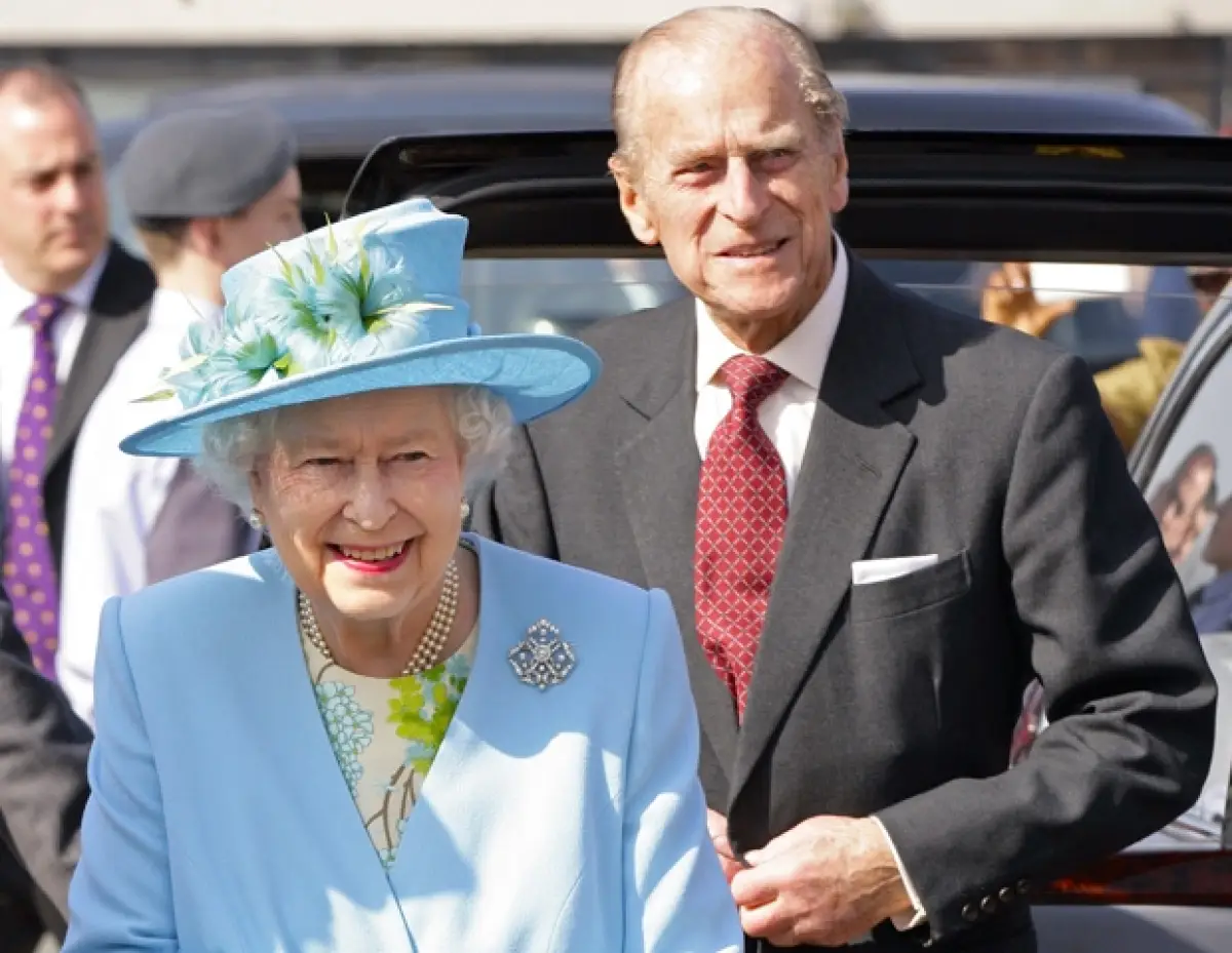 Se casó con la Reina Isabel el 20 de noviembre de 1947, convirtiéndose así en Duque de Edimburgo.