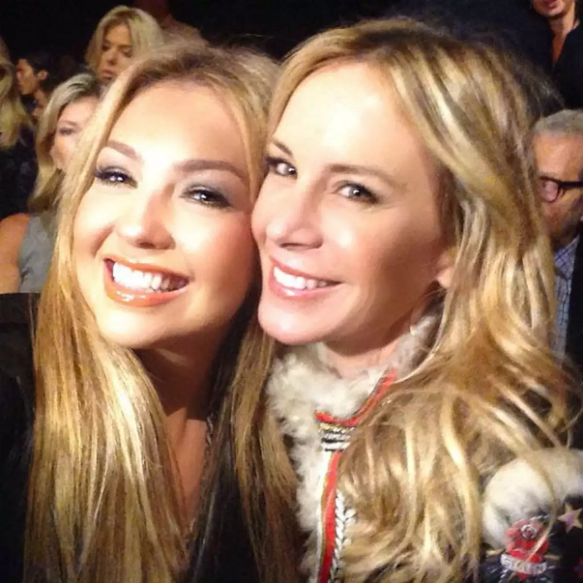 La cantante compartió en redes sociales cómo fue la pasarela de su amigo Tommy Hilfiger, en la que estuvo sentada en primera fila acompañada de Tommy Mottola y Dee Ocleppo, esposa del diseñador.
