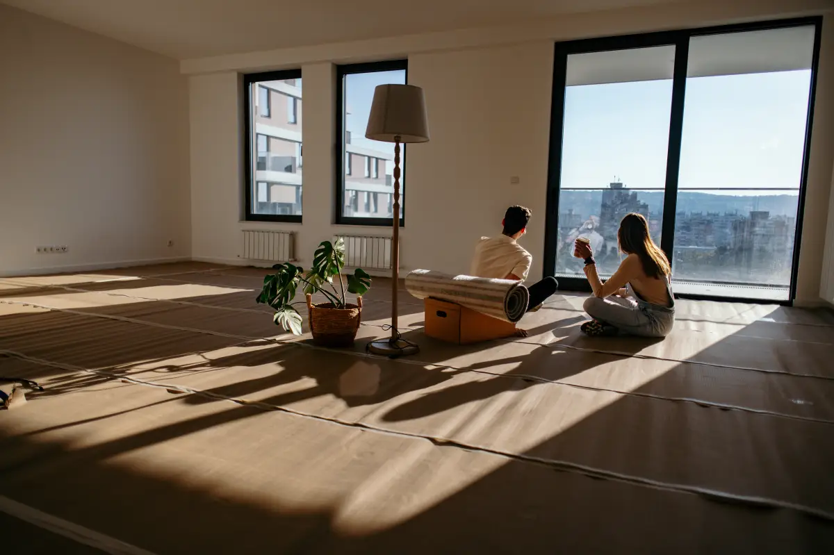 Para comprar casa con otra persona no necesitas casarte: cómo juntar créditos de Infonavit o bancos 