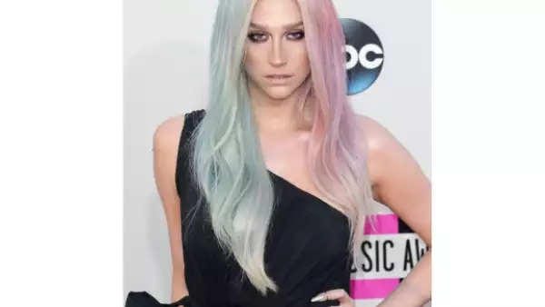 La cantante comienza el 2014 admitiendo que necesita tratamiento por los desórdenes alimenticios que sufre.