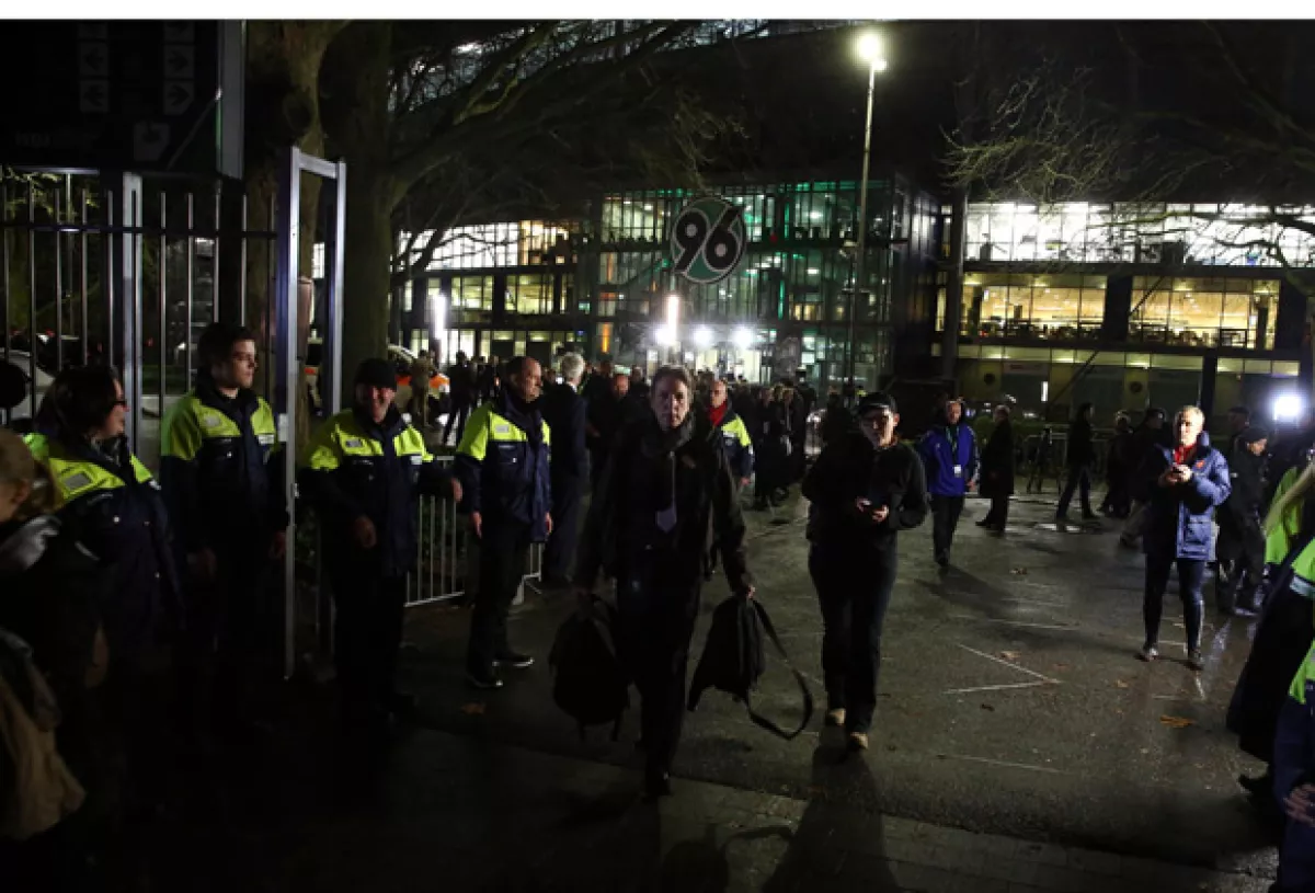 Los asistentes fueron evacuados del partido.