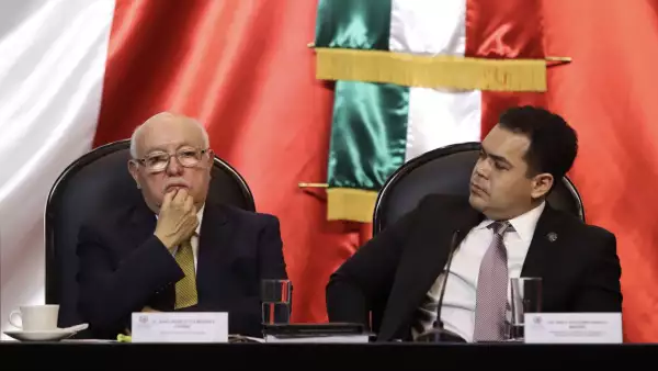 David Rogelio Colmenares titular de la Auditoría Superior de la Federación (ASF) y Pablo Guillermo Angulo Briceño (PRI) durante la entrega del Informe General del Resultado de la Fiscalización Superior de la Cuenta Pública 2020, y la Tercera Entrega del Informe del Resultado de la Fiscalización Superior de la Cuenta Pública 2020; en la Cámara de Diputados.